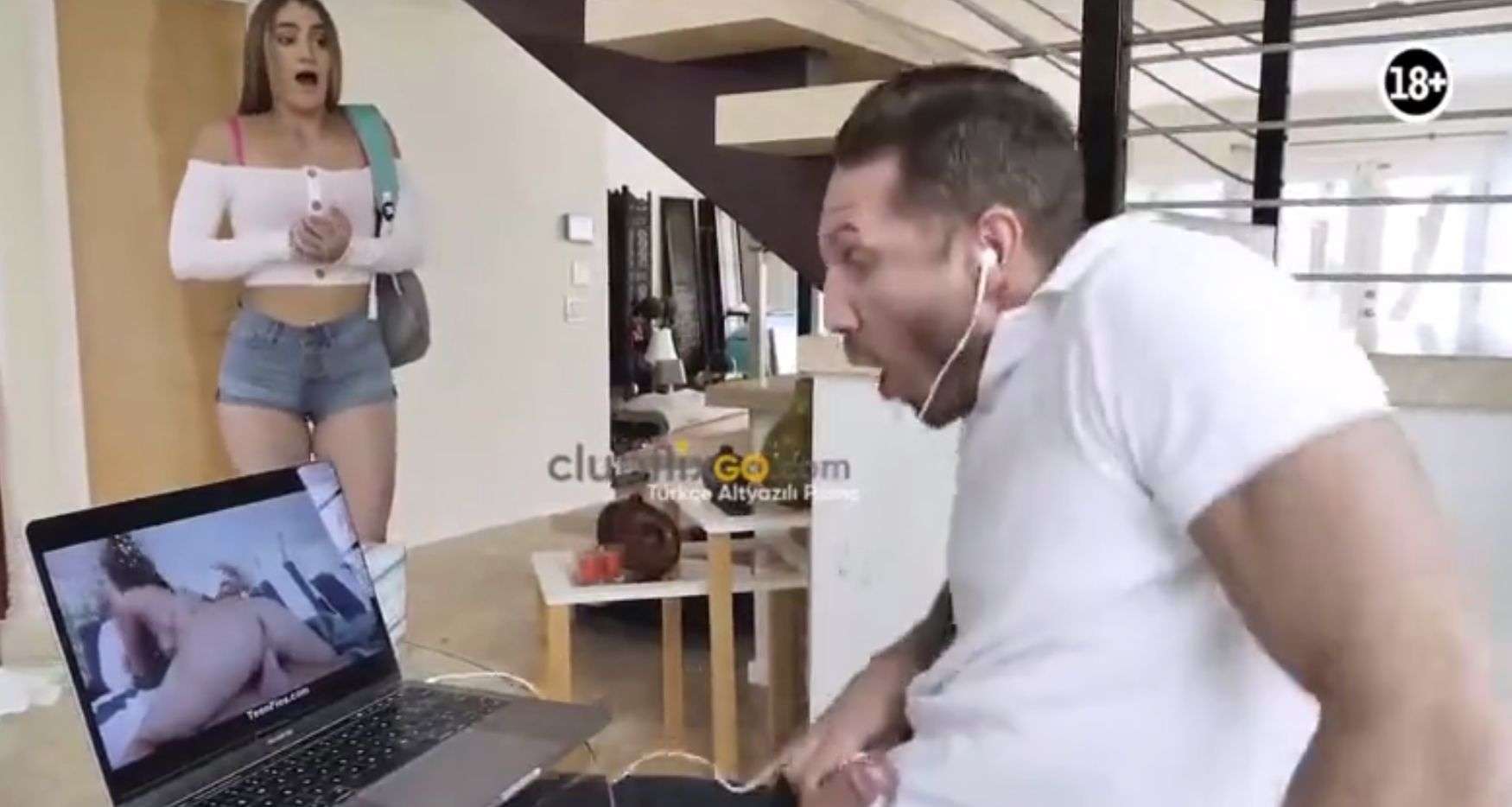 Aşçılık Okuyan Öğrenci Kızın Memelerine Krema Dökülünce Hocası Sikiyle Karıştırarak Amkek Yaptı