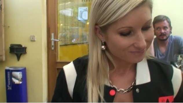 Kızlarla Konuşamadığını İtiraf Eden Ponpiç Üvey Abisine Bedeniyle Yardımda Bulundu