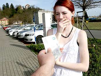 18 Yaşına Girip Yetişkin Olan Kız Üvey Aile Whatsapp Grubunda Çıplak Videosunu Gönderdi