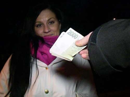 Aşırı Seksi Çilli Kız Üvey Babası ve Sevgilisiyle Açık Sikiş İlişkisi Yaşadı